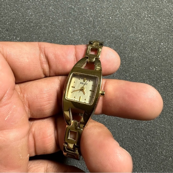 Relic Ladies Watch Gold Tone Squared Quartz Working With New Battery - Picture 2 of 7